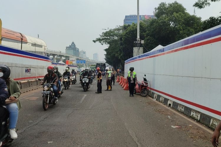 Kebocoran gas proyek pengerjaan halte bus Transjakarta di Jalan MT Haryono, Tebet, Jakarta Selatan, Rabu (20/7/2022), telah selesai ditangani. Arus lalin yang sebelumnya macet, saat ini telah terurai