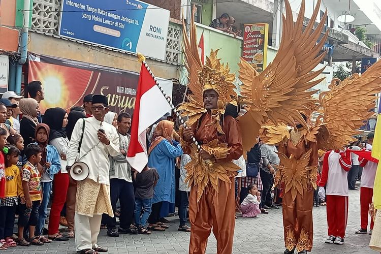 Seperti tahun-tahun sebelumnya, tidak saja menggelar pesta rakyat, Pulau Belakang Padang juga menggelar kirap budaya pada perayaan HUT Ke-78 RI.