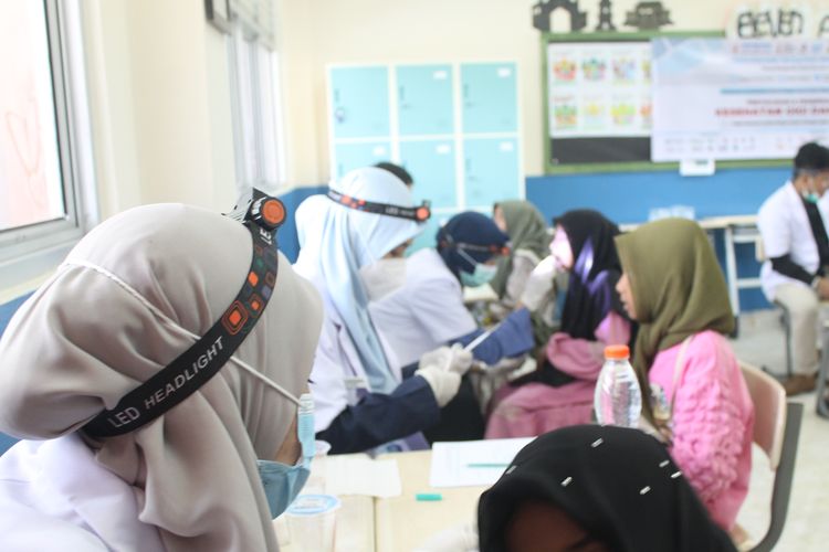Memperingat milad Kota Banda Aceh ke-818, Ikatan Alumni Fatih Bilingual School (Ikalfa) menyelenggarakan pelayanan kesehatan gratis bagi ibu hamil dan anak-anak diantaranya layanan pemeriksaan gigi pada 30 April 2023.