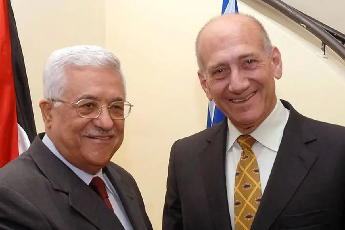 Ehud Olmert (kanan) berjabat tangan dengan Mahmoud Abbas menjelang pembicaraan, 6 Agustus 2008 di Yerusalem, Israel.