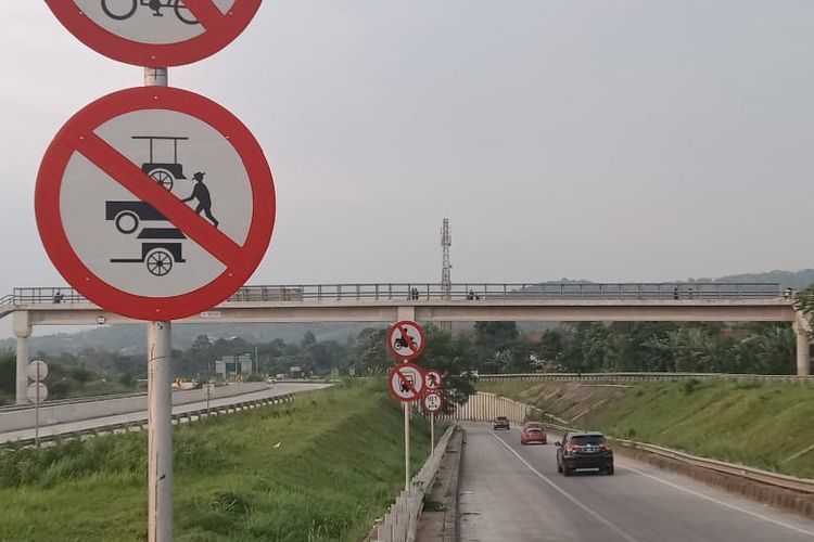 rambu larangan kendaraan roda 2 melintasi jalan tol. 