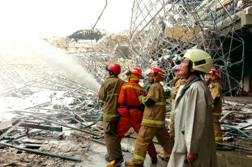 Asap Sempat Muncul Kembali dari Puing Sisa Kebakaran Masjid Jakarta Islamic Centre