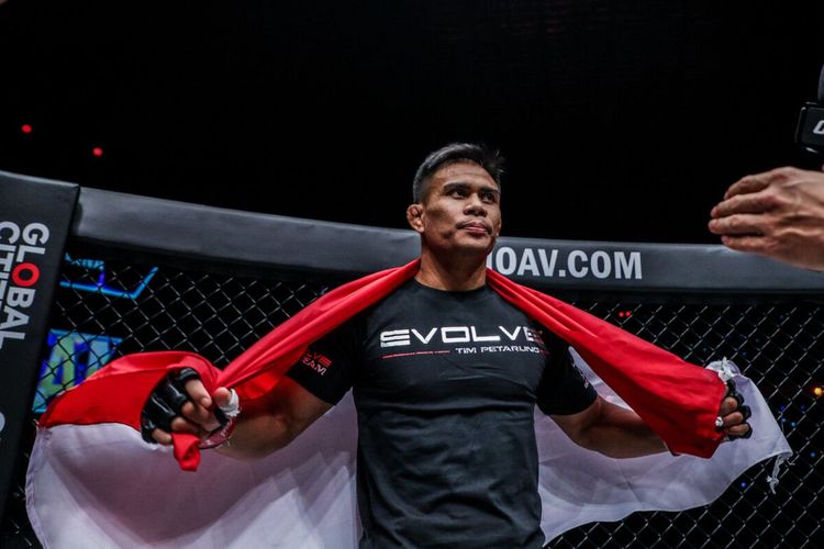 Eko Roni Saputra akan menghadapi Yodkaikaew Fairtex asal Thailand dalam laga MMA divisi flyweight di ONE 162. Terkini, Eko Roni harus mengakui keunggulan petarung Filipina, Danny Kingad, dalam rangkaian ONE Fight Night 7 di Lumpinee Boxing Stadium, Bangkok, Thailand, pada Sabtu (25/2/2023).