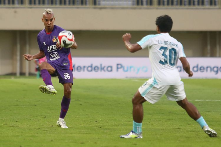 Pesepak bola PSBS Biak Ilham Udin Armaiyn (kanan) mencoba menghalau bola dari pesepak bola Persik Kediri Novri Setiawan (kiri) pada Super League 2025-26 di Stadion Maguwoharjo, Sleman, D.I Yogyakarta, Jumat (29/8/2025). Persik Kediri menang atas PSBS Biak dengan skor 2-1. ANTARA FOTO/Andreas Fitri Atmoko/rwa.