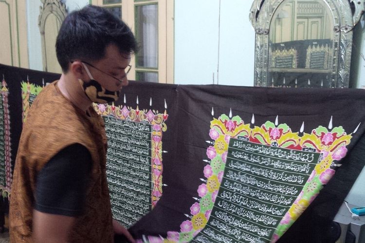 Batik mushaf Alquran yang dibuat oleh Batik Mahkota Laweyan, Solo, Jawa Tengah.