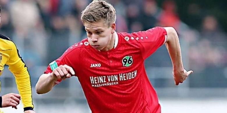 Pemain muda Hannover 96, Niklas Feierabend, meninggal dunia karena kecelakaan pada Minggu (1/5/2016). 