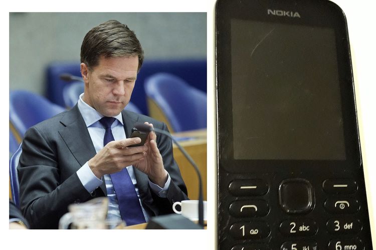 Perdana Menteri Belanda Mark Rutte saat mengakses ponselnya. Ia diberitakan masih setia menggunakan Nokia 301 lawasnya di era smartphone.