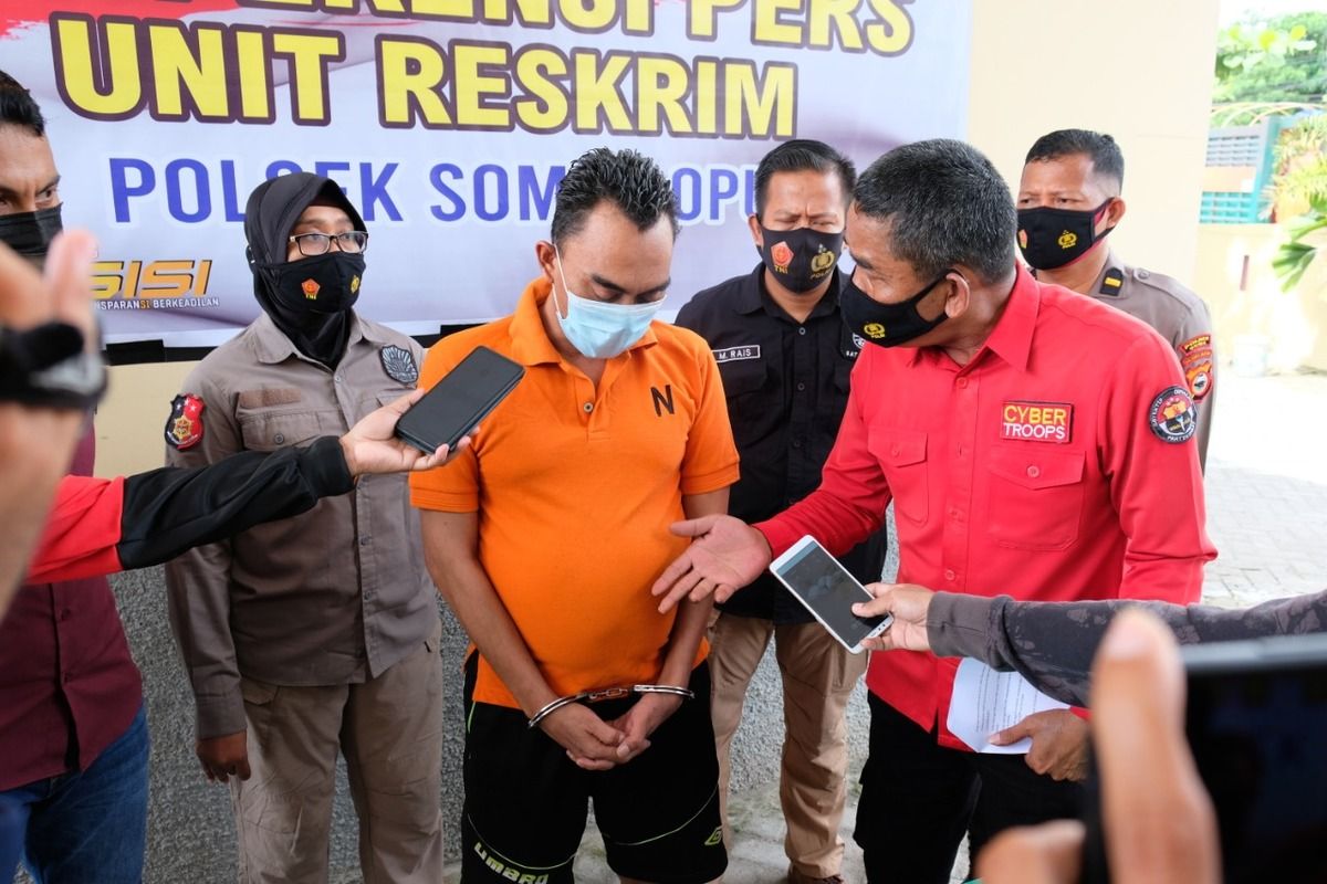 NH (45) tengah menjalani interogasi di Mapolsek Sombaopu, Kabupaten Gowa, Sulawesi Selatan usai ditangkap lantaran menipu sejumlah korbannya hingga ratusan juta dengan modus calo seleksi penerimaan prajurit TNI AD. Kamis, (27/5/2021).