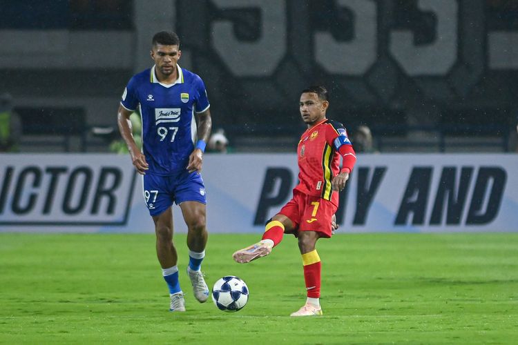 Kapten Selangor FC sekaligus personel Timnas Malaysia Faisal Halim saat melakoni laga melawan Persib Bandung di ajang AFC Champions League Two (ACL 2) 2025-2026, Kamis (23/10/2025) di Gelora Bandung Lautan Api (GBLA). 