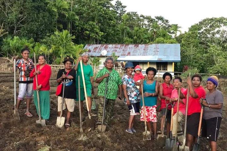 Para mama di Kampung Sereh, Distrik Sentani, Kabupaten Jayapura, Papua.