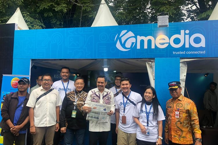 Wakil Gubernur Kalsel, Rudy Resnawan mengunjungi booth KG Media di Taman Siring Martapura, Banjarmasin, dalam rangka memperingati HPN 2020, Sabtu (8/2/2020).