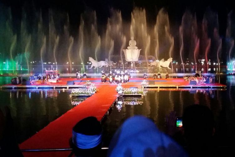 Pagelaran Festival Pencak Silat Dunia digelar di Taman Air Mancur Sri Baduga, Purwakarta, Jumat (21/4/2017) malam.