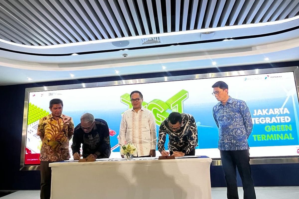 Penandatanganan kerja sama pengembangan Jakarta Integrated Green Terminal (JIGT) Kalibaru antara PT Pertamina International Shipping (PIS) dan PT Pelabuhan Indonesia (Pelindo) pada Jumat (1/9/2023).  