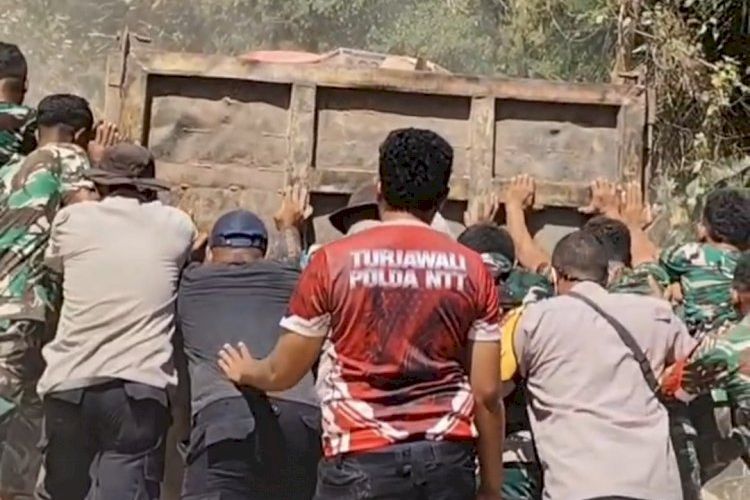 Aparat dan Warga Lakukan Evakuasi Truk Pembawa Bantuan Korban Gempa NTT di Pulau Palue