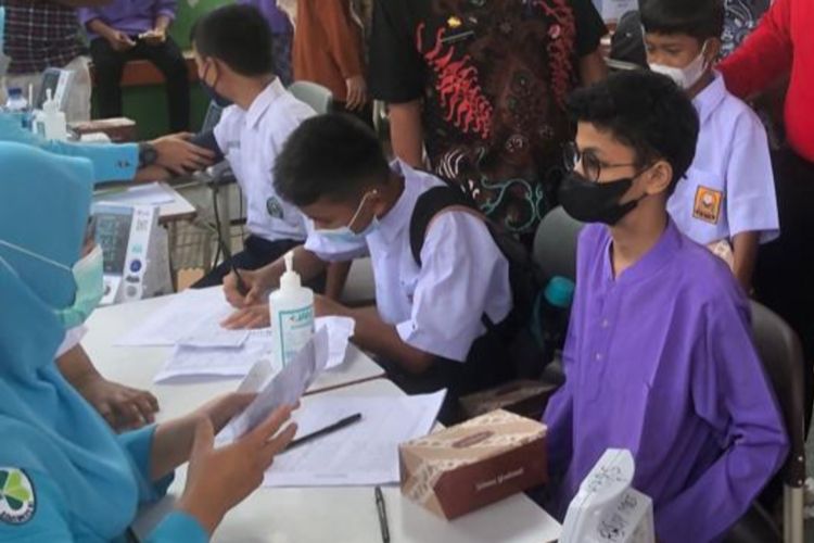 Pelajar di Padang menjalani vaksinasi yang digelar BIN Sumbar, Kamis (14/10/2021)