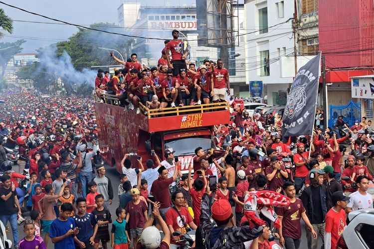 Ribuan Suporter PSM Bersama Tim Juku Eja saat Menggelar Konvoi Juara Liga 1 Musim 2022/2023 di Jalan Gunung Bawakareang Makassar, Senin (17/4/2023)