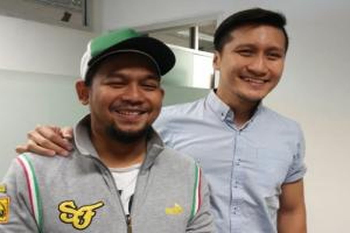 Arie Untung (kanan) berfoto bersama Bedu usai menjadi bintang tamu dalam acara ulang tahun Mustang Radio, di Menara BCA, Thamrin, Jakarta Pusat, Rabu (06/05/2015).