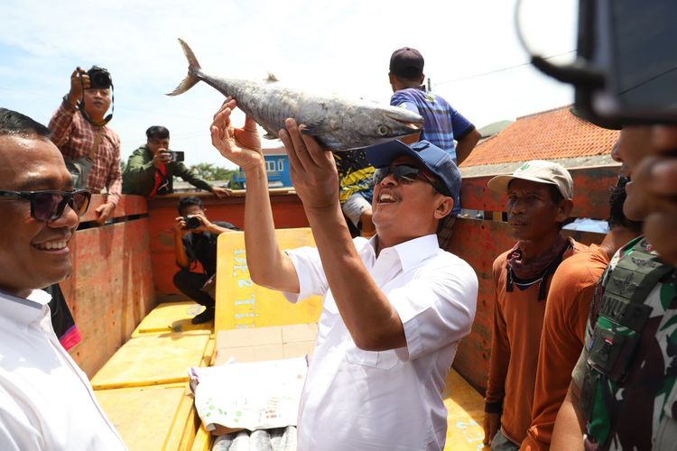 Menteri Kelautan dan Perikanan (KP) Sakti Wahyu Trenggono meninjau aktivitas perikanan di PP Karangsong, Indramayu, Jawa Barat, Kamis (26/12/2924) siang. 
