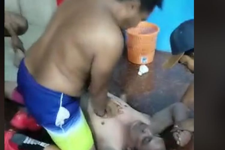 Viral di media sosial sebuah video yang memperlihatkan seorang pria sedang melakukan CPR untuk menolong rekannya yang tak sadarkan diri. Apa itu CPR? Bagaimana teknik atau cara melakukan CPR yang benar?