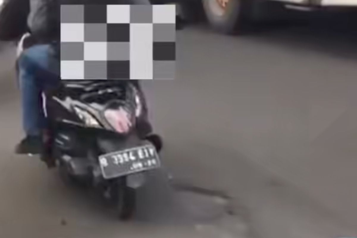 Tangkapan layar video akun Instagram @cibinongviral penumpang motor yang tewas usai terjatuh dan terseret bus di Jalan Raya Bogor-Jakarta, Kecamatan Cibinong, Kabupaten Bogor, Kamis (12/2/2026).