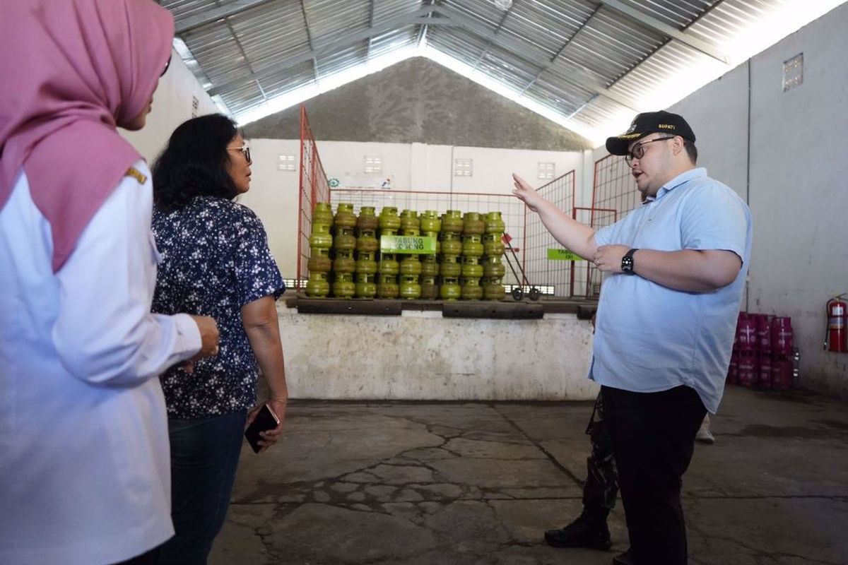 Bupati Kediri, Jawa Timur, Hanindhito Himawan Pramana saat melihat langsung distribusi elpiji subsidi di agen maupun pangkalan, Rabu (26/7/2023). Inspeksi mendadak itu dilakukannya dalam menyikapi keluhan kelangkaan elpiji di masyarakat.