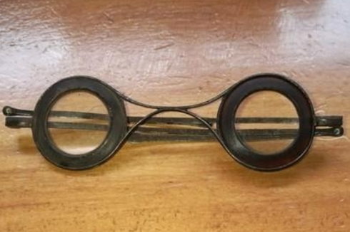 Kacamata Kuno Berumur 300 Tahun dari Tempat Sampah, Terjual Rp 74 Juta
