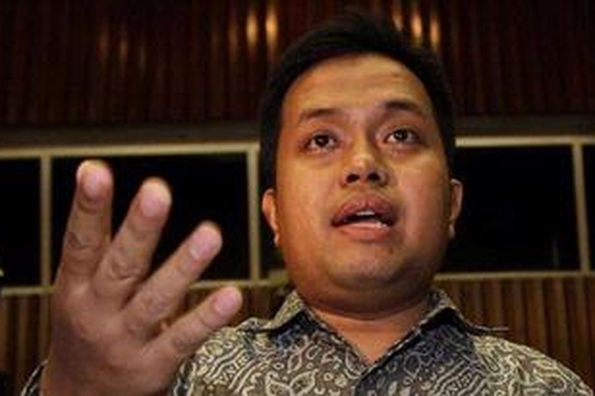 Tersangka pemalsuan surat Mahkamah Konstitusi (MK), Masyhuri Hasan, memenuhi panggilan Panja Mafia Pemilu di Gedung DPR, Jakarta Pusat, Kamis (21/7/2011). Kedatangan Hasan untuk memberi keterangan terkait surat penetapan calon terpilih Anggota DPR tahun 2009. 