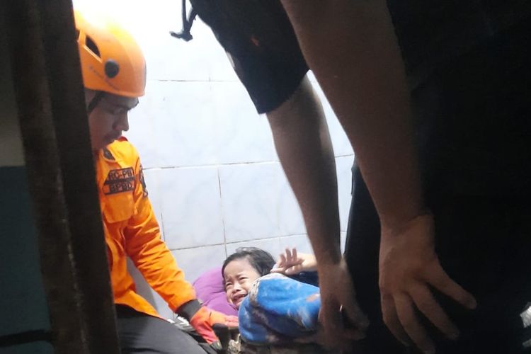 Tangan Bocah 4 Tahun di Banjarmasin Tersangkut di Kloset, Dievakuasi Damkar Pakai Bor