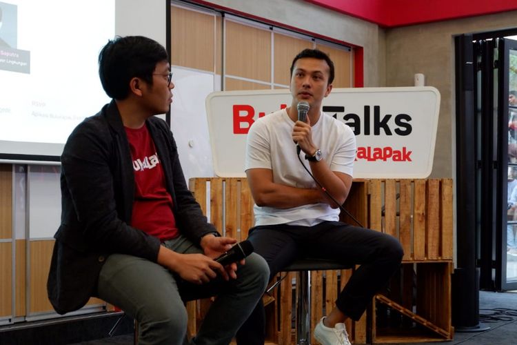 Aktor Nicholas Saputra menjadi pembicara di acara BukaTalks Bukalapak di Bandung, Jumat (1/2/2019).