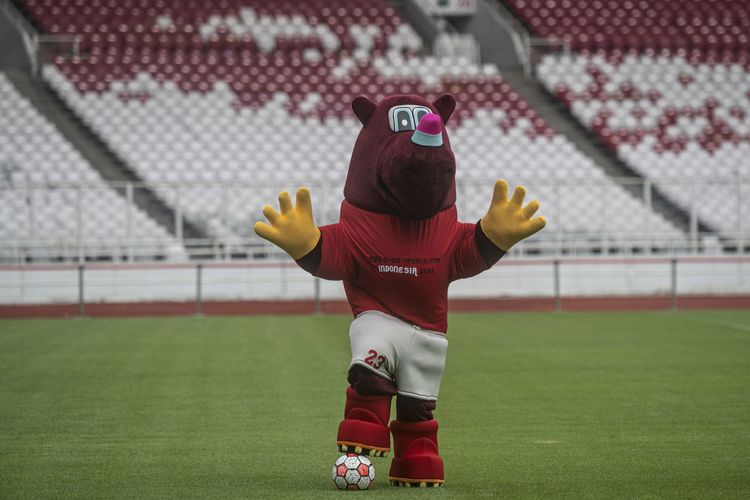 Maskot Piala Dunia U-20 2023 Indonesia bernama Bacuya berpose dalam acara 100 Hari Menuju Piala Dunia U-20 Indonesia 2023 di Stadion Utama Gelora Bung Karno, Jakarta, Kamis (9/2/2023). Kementerian Pemuda dan Olahraga bersama Persatuan Sepak Bola Seluruh Indonesia (PSSI) resmi menghitung mundur 100 hari menuju perhelatan Piala Dunia U-20 2023 yang akan berlangsung di Indonesia pada 20 Mei-11 Juni 2023.