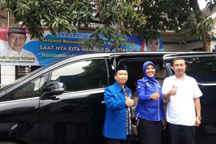 Wakil Ketua Umum Partai Demokrat Nurhayati Ali Assegaf (tengah) bersama Ketua DPC Demokrat Kabupaten Malang Gufron Marzuki dan Ketua DPC Demokrat Kota Malang Arif Dharmawan sesaat sebelum berangkat ke Surabaya untuk mengambil formulir pendaftaran calon gubernur di kantor DPD Demokrat Jawa Timur, Rabu (12/7/2017).