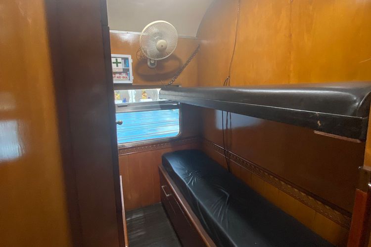 Area tempat tidur atau ruang istirahat yang ada di dalam kereta Djoko Kendil saat Open House Balai Yasa Manggarai, 26-28 September 2022.