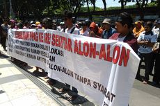 Tolak Direlokasi, PKL Demo di Depan Gedung DPRD Gresik