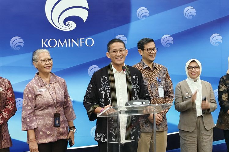 Menteri Pariwisata dan Ekonomi Kreatif (Menparekraf) Sandiaga Salahuddin Uno (tengah) di gedung Kementerian Komunikasi dan Informatika, Jakarta Pusat, Kamis (14/3/2024). 