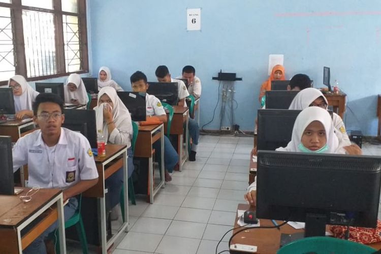Sejumlah siswa-siswi kelas XII di SMA Negeri 3 Surabaya melaksanakan tryout untuk persiapan menjelang ujian nasional, Selasa (26/2/2019).