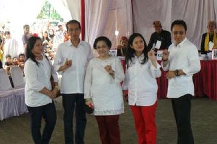 Ketua Umum DPP PDI Perjuangan Megawati Soekarnoputri (tengah) didampingi kedua anaknya Puan Maharani dan Prananda Prabowo serta bakal calon presiden PDIP Joko Widodo dan istri Iriana 