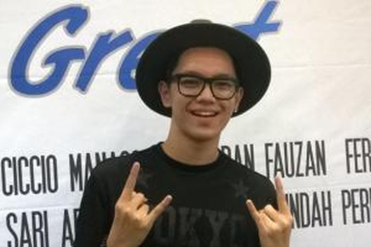 Artis peran, musisi, dan pembawa acara Brandon Nicholas Salim diabadikan usai acara peluncuran buku 7 Hari Menembus Waktu, di Gramedia Matraman, Senin (25/5/2015).