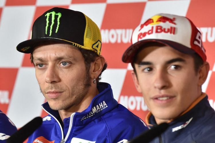 Valentino Rossi diapit oleh Jorge Lorenzo (kiri) dan Marc Marquez (kanan) pada sesi konferensi pers jelang MotoGP Jepang 2015 pada 8 Oktober 2015.
