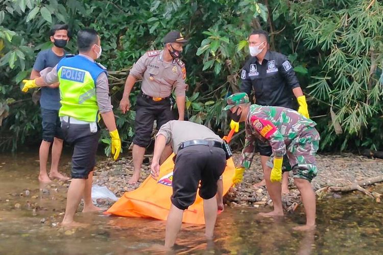 Petugas kepolisian, TNI, dan BPBD mengevakuasi jasad Arman (40) yang ditemukan hanyut di sungai di Desa Rambah Tengah Barat, Kecamatan Rambah, Kabupaten Rokan Hulu, Riau, Selasa (12/10/2021).