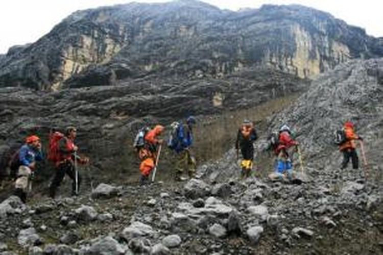 Tim Bravo Ekspedisi Tujuh Puncak Dunia dari Wanadri bersiap menyusuri jalur es puncak Nggapulu atau puncak Soekarno di ketinggian sekitar 4.700 meter di atas permukaan laut (mdpl), kawasan Pegunungan Jayawijaya, Papua, Senin (19/4/2010). Pendakian ke daerah puncak Nggapulu ini sebagai ajang pengenalan medan dan aklimatisasi bagi tim sebelum menuju puncak Carstensz Pyramid atau Ndugu-Ndugu yang berada di ketinggian 4.884 mdpl.