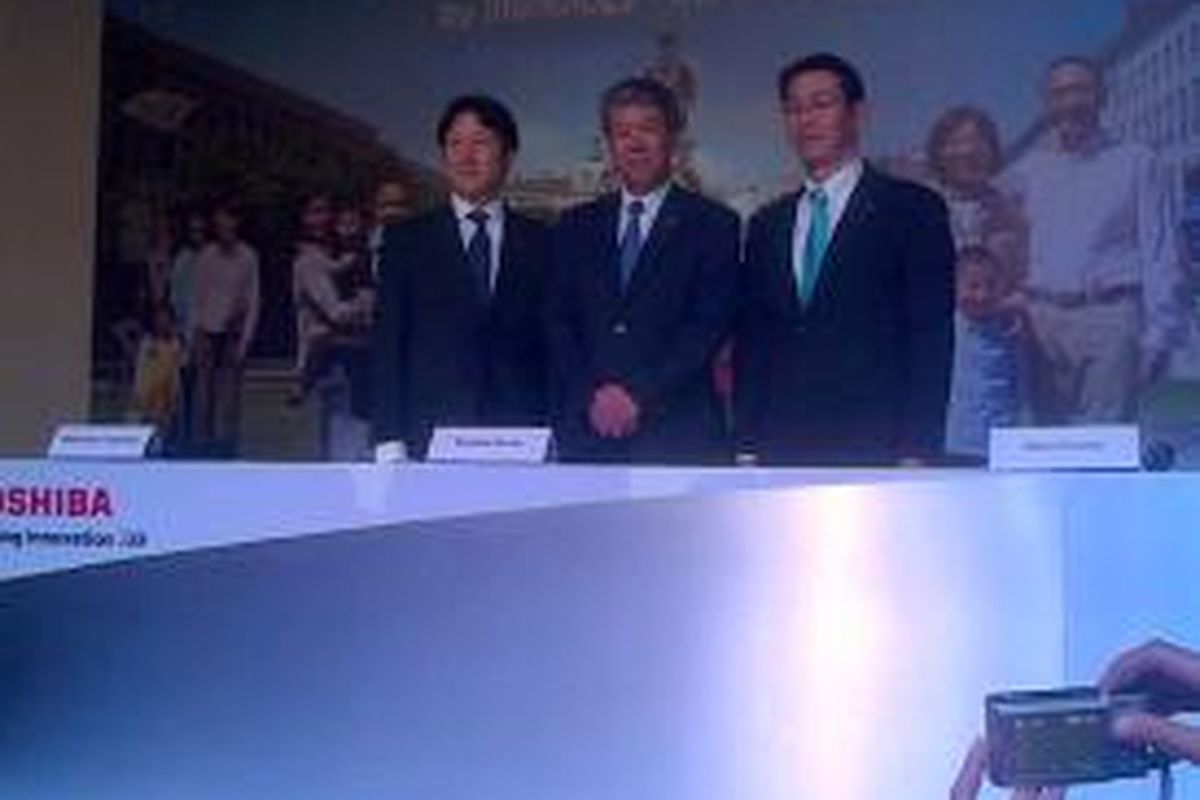 Hisao Tanaka, Presiden dan CEO Toshiba (tengah) dalam konferensi pers di Jakarta, Rabu (24/9/2014).
