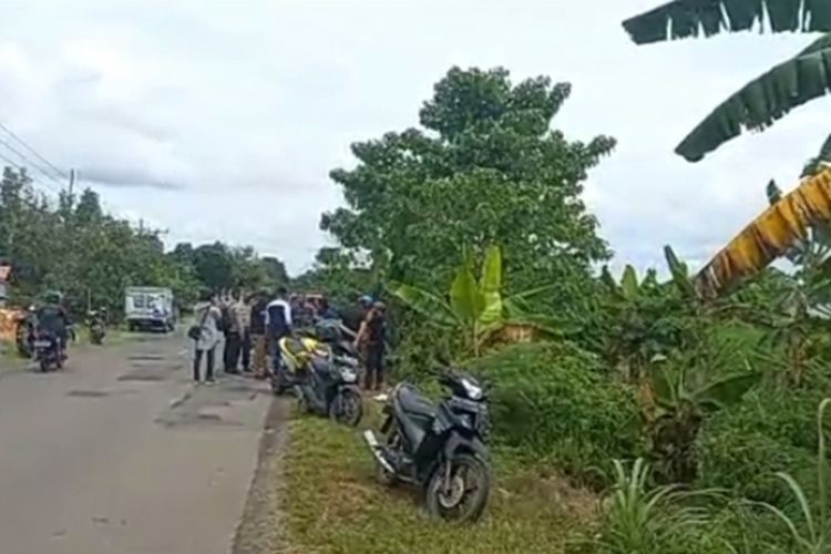 Pengguna jalur trans Sulawesi, Kabupaten Bone, Sulawesi Selatan digegerkan dengan penemuan mayat bayi di kebun pisang. Selasa, (1/8/2023).