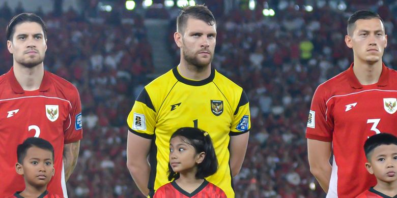 Penjaga gawang Timnas Indonesia Maarten Paes saat tampol di hadapan ribuan suporter menghadapi Bahrain pada pertandingan lanjutan ronde ketiga Kualifikasi Piala Dunia 2026 Zona Asia, Selasa (25/3/2025) di Stadion Utama Gelora Bung Karno, Senayan Jakarta.