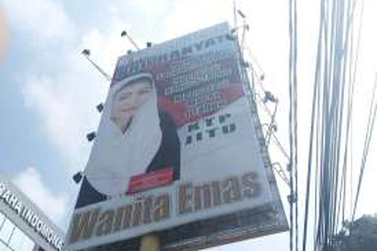 Sebuah reklame bergambar Mischa Hasnaeni Moein atau Wanita Emas yang disegel karena belum membayar pajak masih terpampang di Jalan Warung Jati Barat, Jakarta Selatan masih terpampang pada Selasa (10/5/2016).