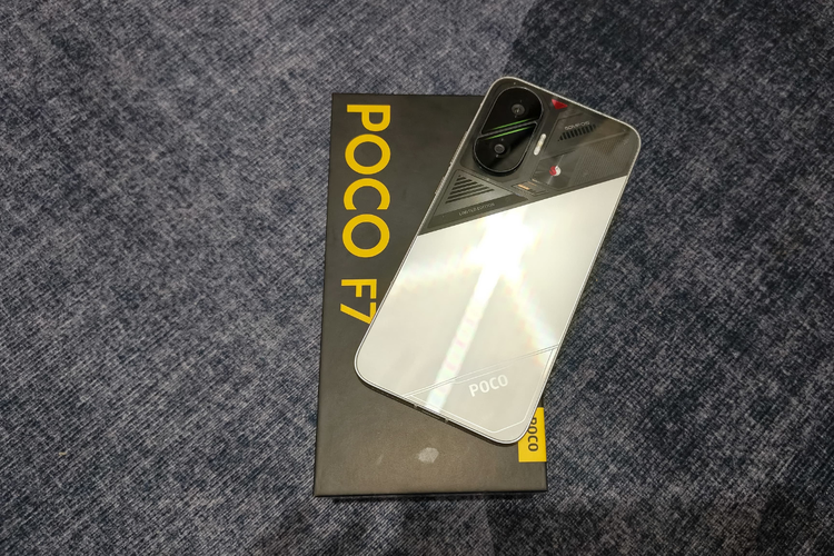 Poco F7 varian Cyber Silver Edition beserta kotak kemasannya. 