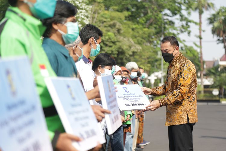 Wali Kota Surabaya Eri Cahyadi secara simbolis menyerahkan bansos JPS masing-masing senilai Rp200 ribu kepada 15 MBR di halaman Balai Kota Surabaya, Jumat (10/9/2021).