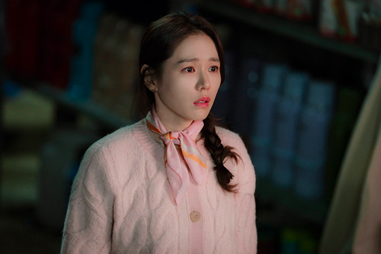 Gaya Yoon Seri yang diperankan Son Ye Jin memakai kardigan dan scarf bermotif.
