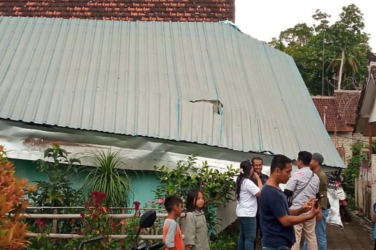 Atap rumah warga yang ambruk terkena hempasan angin 