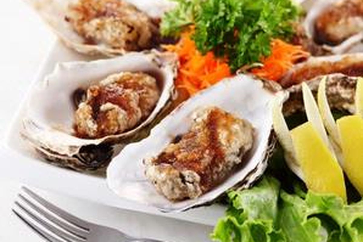 Tiram adalah salah satu makanan yang mengandung vitamin B12.