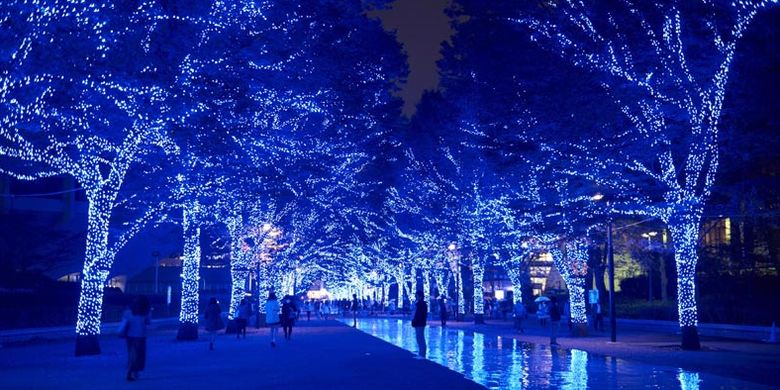 Lampu berwarna biru dipasang di sepanjang jalan taman Shibuya dan deretan pohon Keyaki di taman Yoyogi, Tokyo, Jepang. Event iluminasi ini digelar mulai 22-31 Desember 2017.